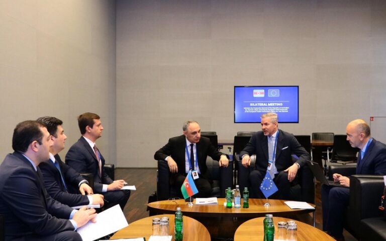 557b3130-54ab-3166-9ba1-35f6604e439a_850