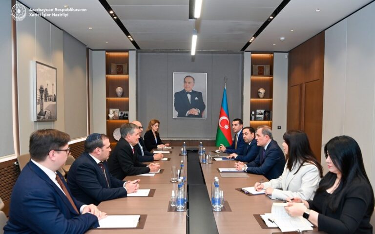 e1b82440-af70-33d3-81da-a9c1ed34117b_850